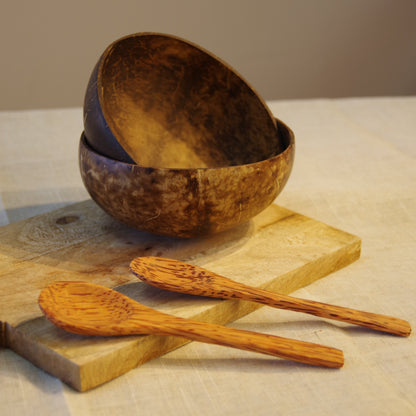 Cuenco de coco con cuchara de madera