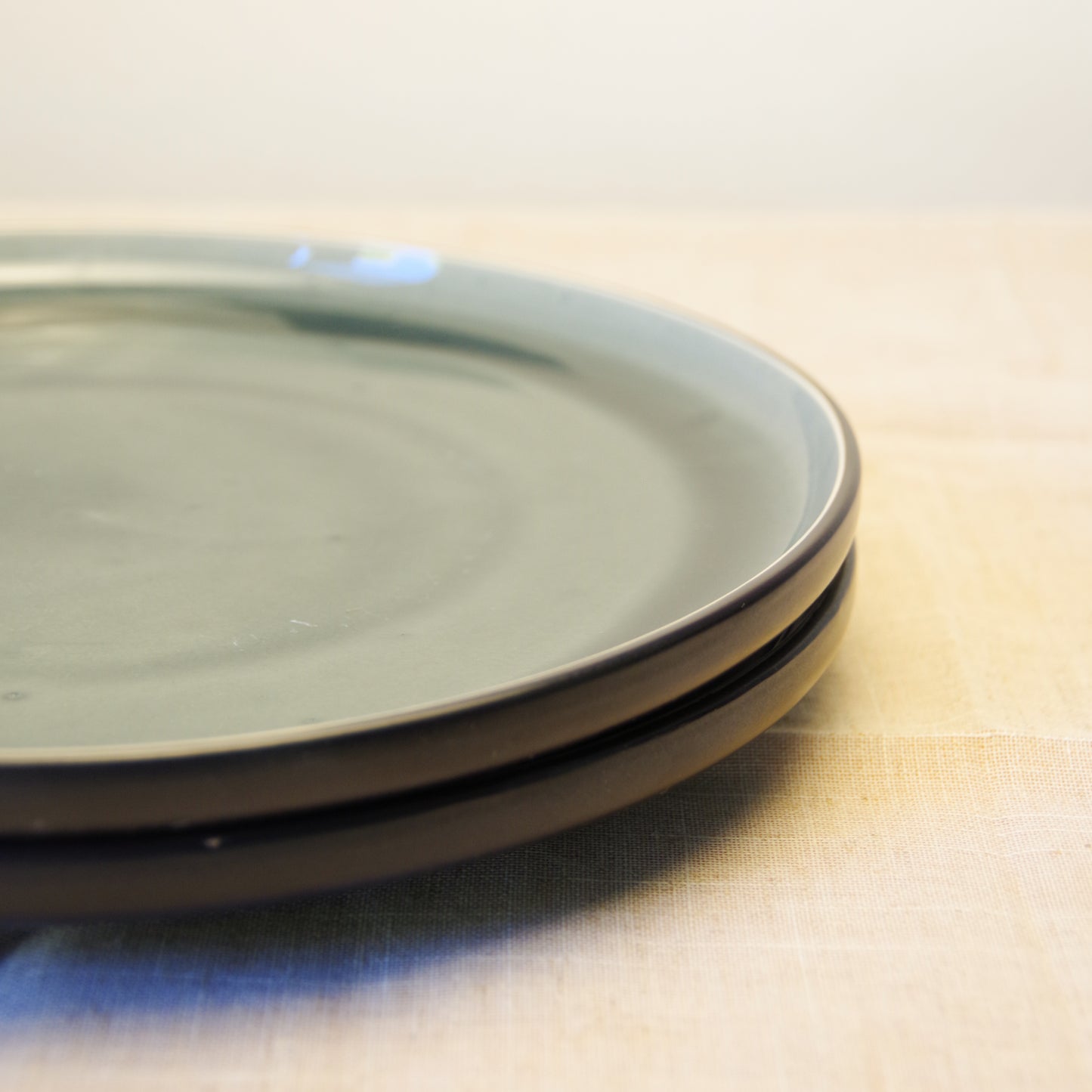 Plato de Mesa Negro - Elegancia Minimalista para tu Mesa